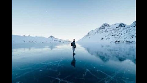 En sautant, il crée une interminable fissure dans la glace