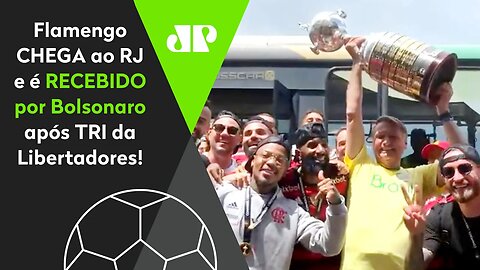 Bolsonaro ERGUE A TAÇA da Libertadores com jogadores do Flamengo na CHEGADA ao RJ!