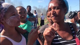 Port Elizabeth shack dwellers protest against relocation (8C7)