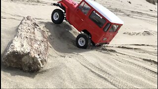 RC FJ40 OFF-ROADING ON THE SAND DUNES