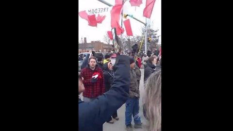 🇨🇦Canadians Singing Anthem At POLICE BLOCKADE - Ambassador Bridge (heartwarming)