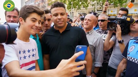 Ronaldo komt belofte na en stapt op e-bike naar Santiago de Compostela