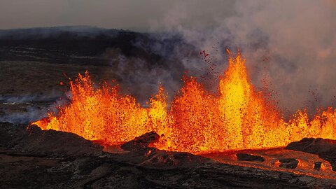 Hawaii's Mauna Loa spews molten lava in spectacular footage