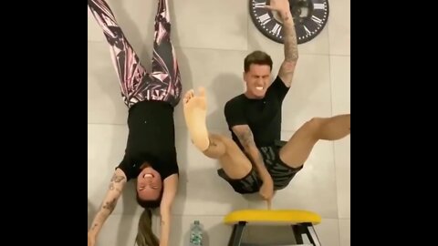 Philippe Coutinho se equilibrando em apenas um dedo