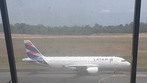 Airbus A320 PR-MHX taxia e decola de Manaus para Guarulhos/Boeing 737 MAX 8 PR-XMB pousa em Manaus