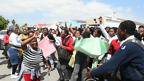 SOUTH AFRICA - Cape Town - Silversands and Mfuleni residents clash over school(Video) (RvY)