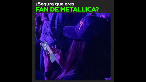 En pleno concierto de Metallica, chica prefiere jugar en el celular