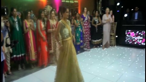 Indian bride rocks the dance floor! Best punjabi wedding dance ever