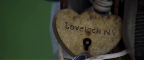 'Love lock bridge' tradition comes to Lovelock, Nevada