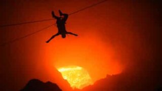 Traverser un volcan en tyrolienne, ça vous dit?