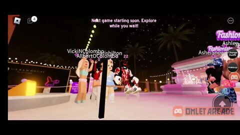 @Paris Hilton playing on @Roblox