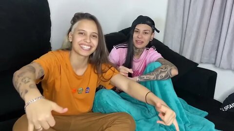 Larissa e sua amiga falando que ficaram com a mesma pessoa.