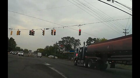 18 Wheeler blasts through Red light