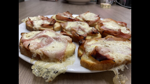 Crostini Prosciutto e Mozzarella _ Delicious Ham and Mozzarella Croutons- An Italian recipe