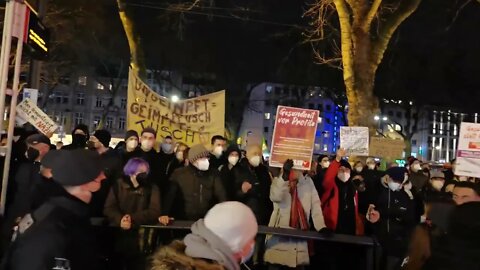 Friedlicher Spaziergang in Köln am 17.01.2022 - aber komische Demonstranten auf dem Neumarkt