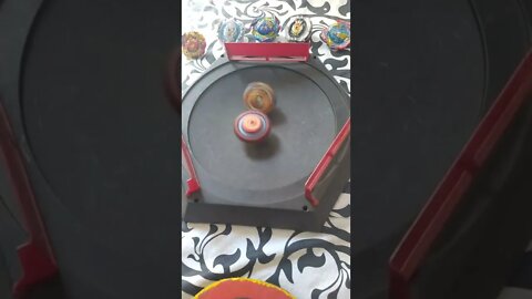 batalha de beyblade fafnir vs spriggan (esse beyblade não precisa de lançador 😱)