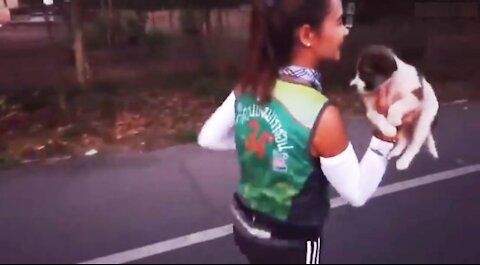 Maratonista se detiene en plena carrera para recoger un cachorro abandonado y corre con él 30 km