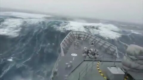 Ships in Storms | 10+ TERRIFYING MONSTER WAVES, Hurricanes & Thunderstorms at Sea