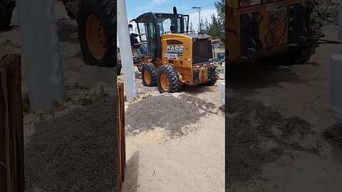 Caminhão atolou em frente a minha casa! Patrola e Trator para salvar