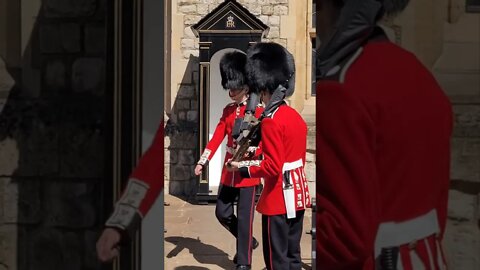 make way for the guard of the Tower of London #toweroflondon