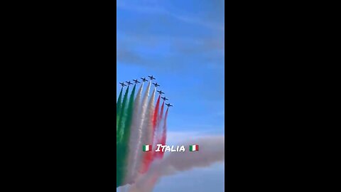 🛩️ Frecce Tricolori 🇮🇹 Italian Air Force sky paints the Italian flag 🇮🇹 #shorts #italy