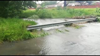 Rain causes flash flooding in Johannesburg (e8F)