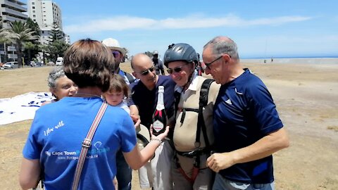 SOUTH AFRICA - Cape Town - 90 Year Old Paraglider (Video) (ykf)