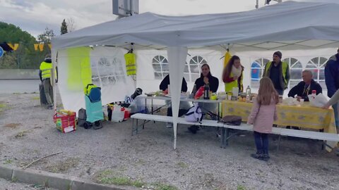 Rond-point de la Victoire à Mougins (06) avec les Gilets Jaunes : opération tractage