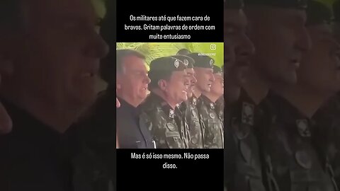 Os militares até que fazem cara de bravos. Gritam palavras de ordem com muito entusiasmo