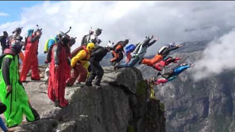 22 base jumpers saltam de uma cascata na Noruega