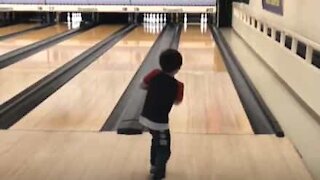 Menino executa um incrível spare no bowling