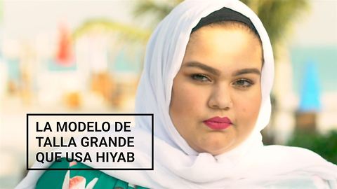 La primera modelo 'curvy' con hiyab