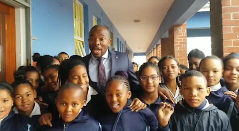 South Africa Cape Town -Democratic Alliance (DA) Leader, Mmusi Maimane, celebrates Mandela Day in Bonteheuwel (Video) (mg6)