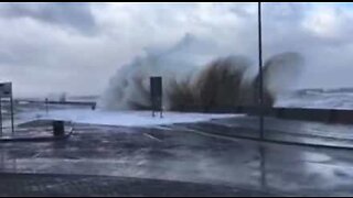 Storm Eleanor skaber kæmpe bølger i Storbritannien