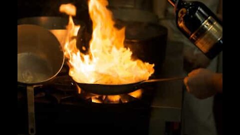 Jovem a fritar comida pega fogo à cozinha