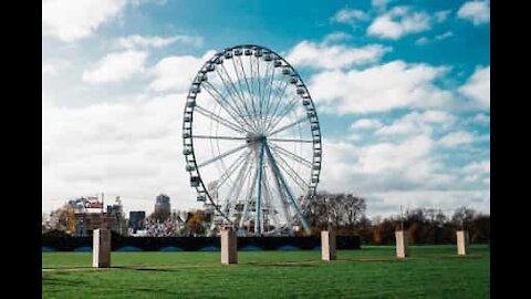 Cette adolescente a une crise de panique sur un manège