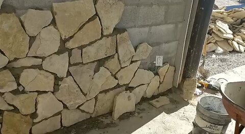 Instalando la piedra de la casa en México