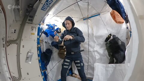 Watch An astronaut gets ready for bed in Space