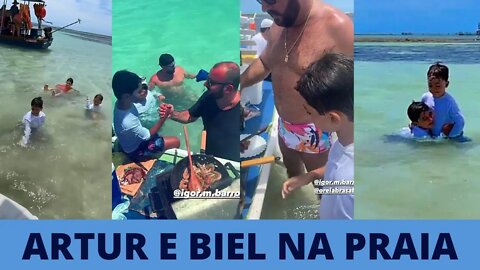 Artur e Biel na praia com a família em Maceió Turma Carlinhos Maia