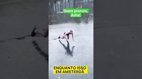 Enquanto isso em Amsterdam a galera tá de boa 😎! - HUMOR #shorts