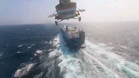 Yemeni mujahideen released a video of seizing an Israeli ship south of the Red Sea and planting a Pa