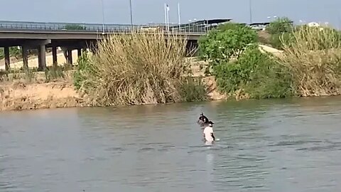 Mexicanos buscando pertenencias de migrantes que cruzan el río Bravo en Piedras Negras Coahuila