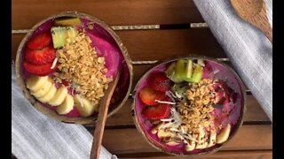 How to make a Dragonfruit Smoothie Bowl | Pitaya Bowl