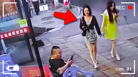 How they Steal from one Lady - CCTV Capture Smart Thief