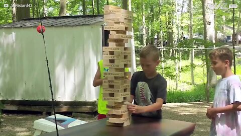 Ce garçon se prend un Jenga géant sur la tête