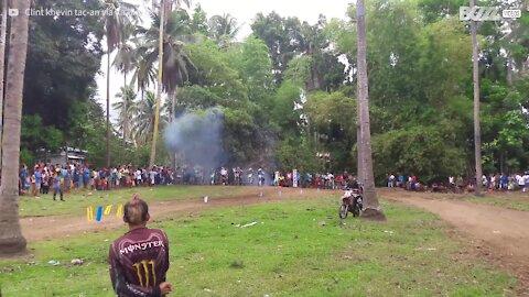 Pilota di motocross va a finire in fonte ad un albero durante una corsa