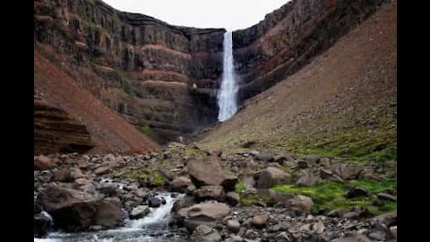 Majestosa cascata de Hengifoss localiza-se na Islândia