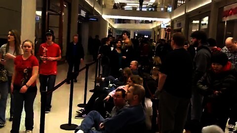 Line For The New Ipad At The Apple Store At Mall Of America