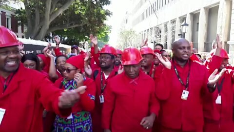 South Africa - Cape Town - EFF sings outside the National Assembly (video) (Lxa)