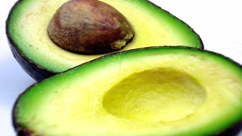 Comment Couper et Peler un Avocat en 1 Minute